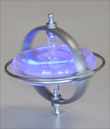 Kleines Gerät mit Metallrahmen, blauer LED-Beleuchtung, auf einer glatten Oberfläche.