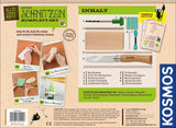 Bastelset "Schnitzen" mit Holzbohrer, Messer, Holzblock, Anleitung, Fotos, und weiteren Werkzeugen auf beige Hintergrund.
