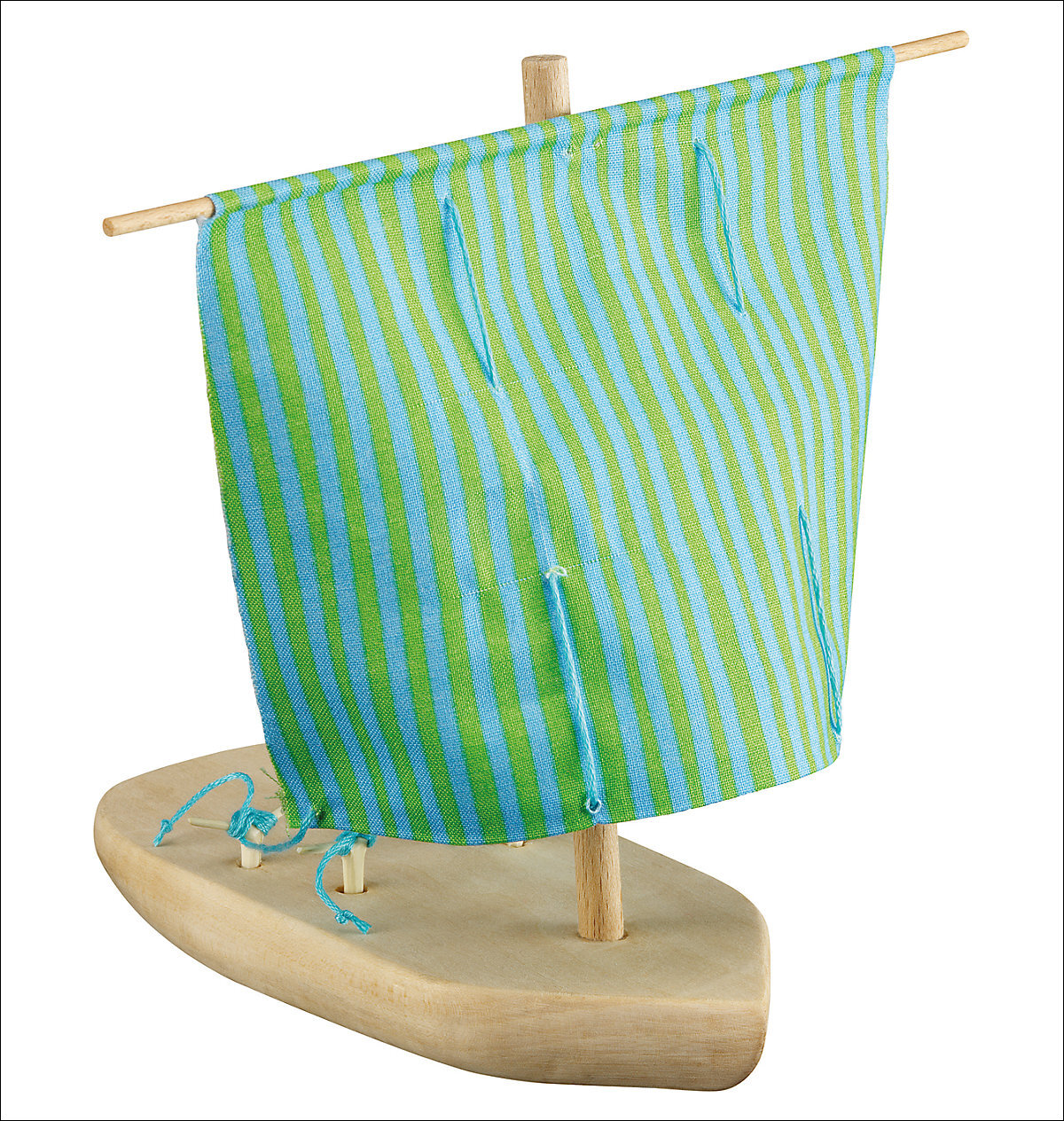 Holzboot mit grün-blau gestreitem Segel.