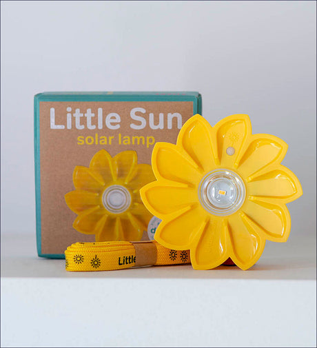 Gelber solarbetriebener Blumenteelicht in Blütenform mit Verpackung und Band.