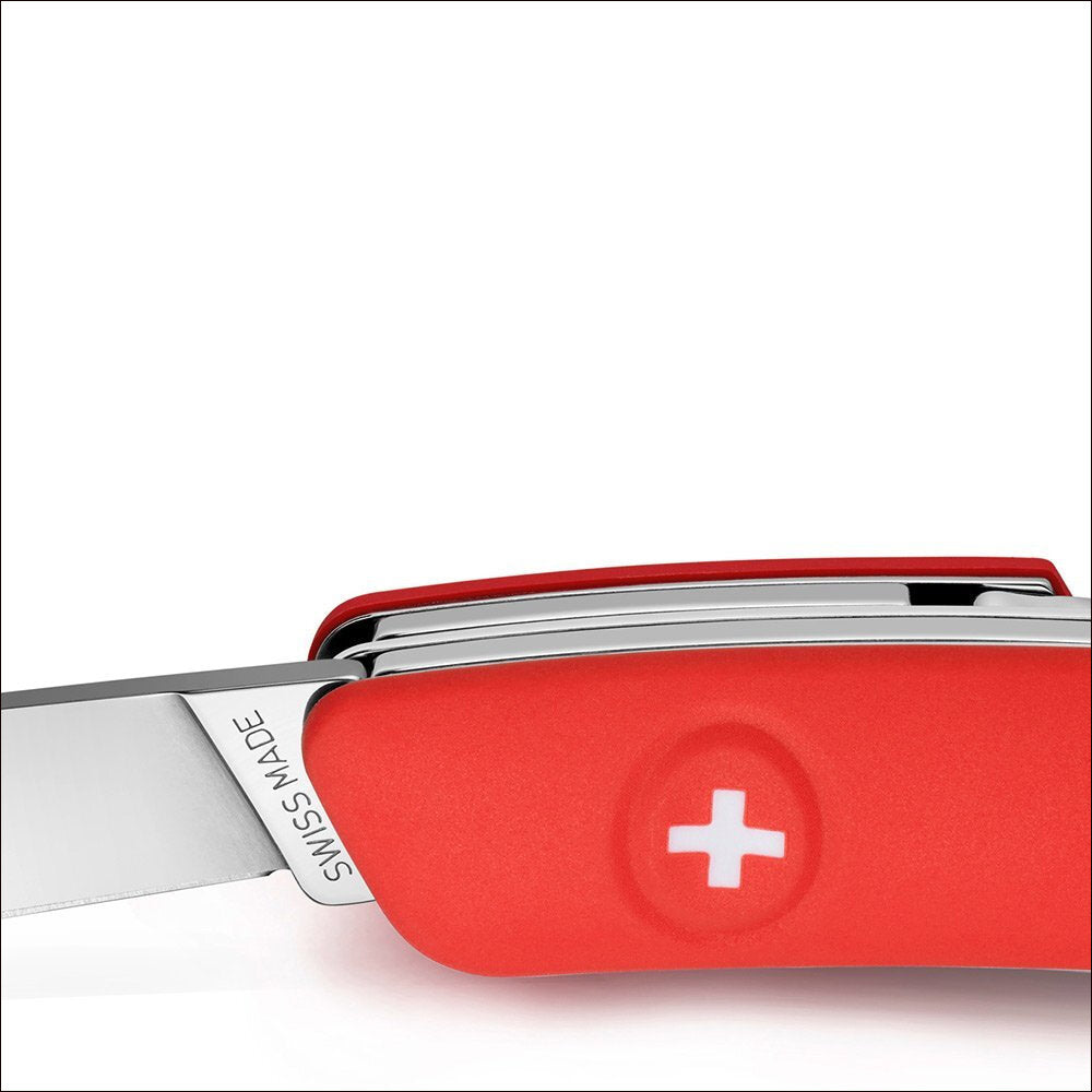 Schweizer Taschenmesser mit rotem Griff und weißem Kreuz, teilweise geöffnet, "SWISS MADE" auf Klinge.