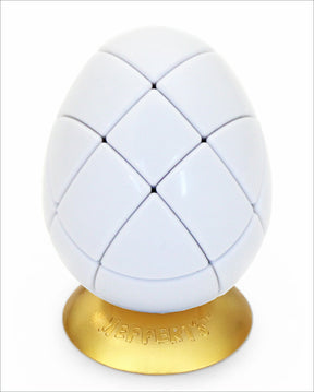 Weiße, gekachelte Eierfigur auf goldener Basis mit "WIEFFERT'S" Schrift.