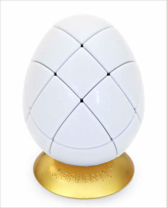 Weiße, gekachelte Eierfigur auf goldener Basis mit "WIEFFERT'S" Schrift.