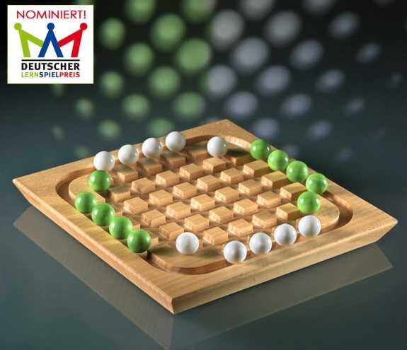 Holzspielbrett mit weißen und grünen Spielsteinen, im Hintergrund bunte Lichter, oben links Logo mit Text.
