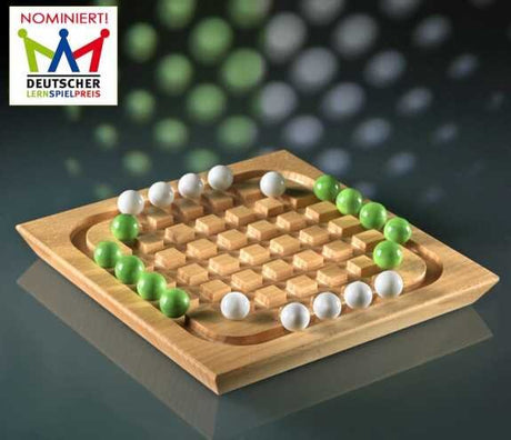 Holzspielbrett mit weißen und grünen Spielsteinen, im Hintergrund bunte Lichter, oben links Logo mit Text.