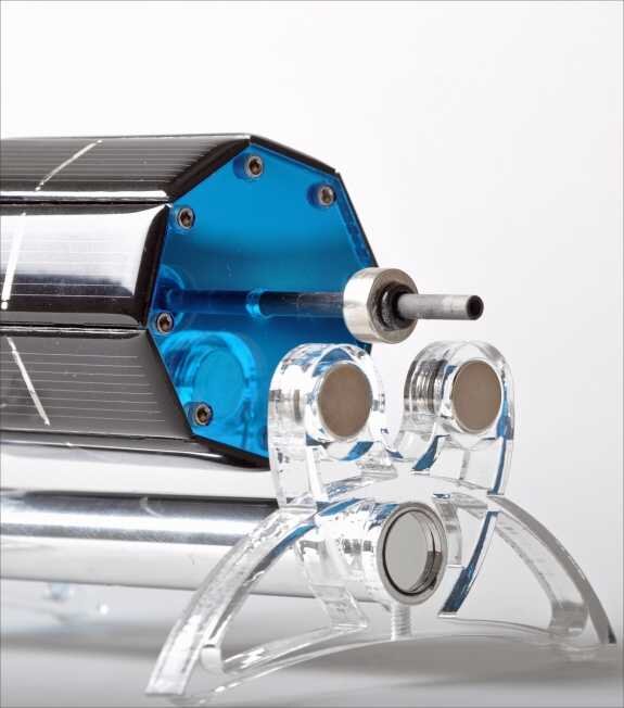 Ein Elektromotor, ein transparentes Gehäuse und eine Metallwelle.