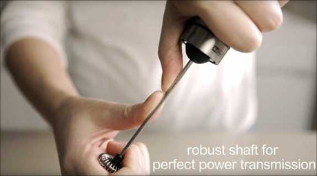 Hand hält Schraubenzieher mit schwarzem Griff, bei dem ein robustes Getriebe sichtbar ist.