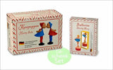 Zwei Puppen-Set: Kussenden Doll und Ballerina Dancing Mary, in Verpackungen mit deutschem Text und roten Mustern.