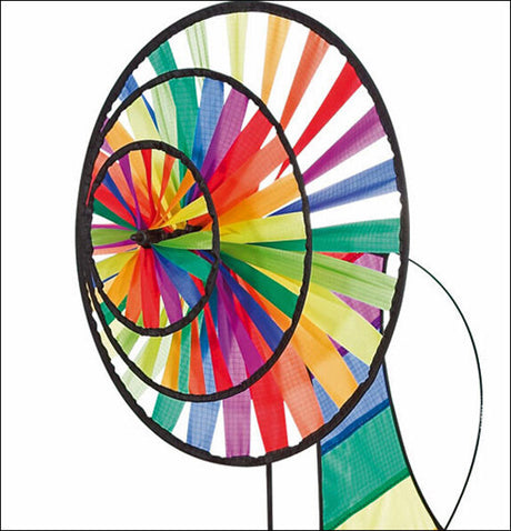 Spiralförmiger, bunter Windspinner mit farbigen Stoffstreifen und schwarzem Rahmen.