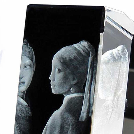 Ein Smartphone zeigt ein Schwarz-Weiß-Foto von zwei Frauen in traditioneller Kleidung und Haarschmuck.