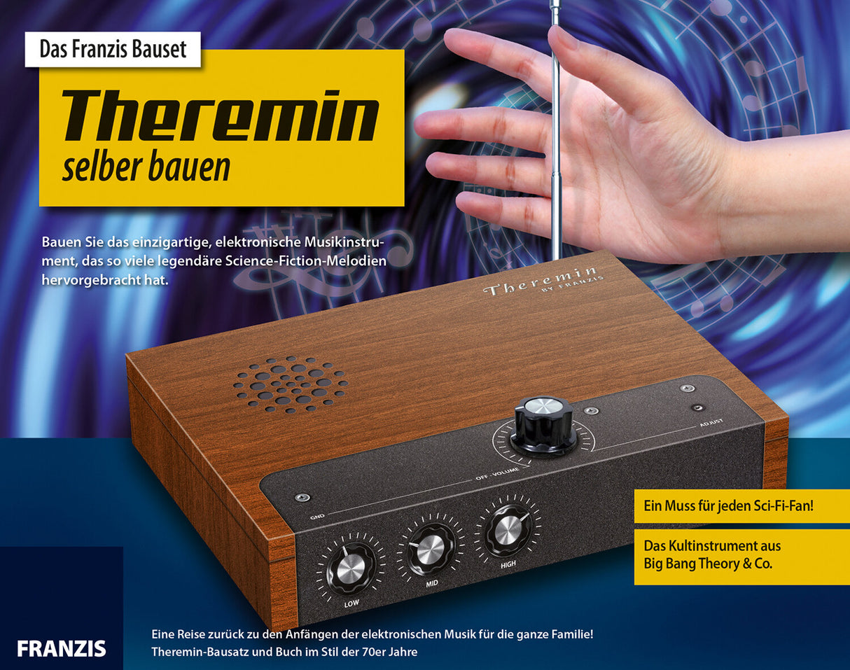 Elektronisches Theremin mit Holzgehäuse, Regler, Antenne und Lautsprecher, daneben Hand, die die Antenne berührt.