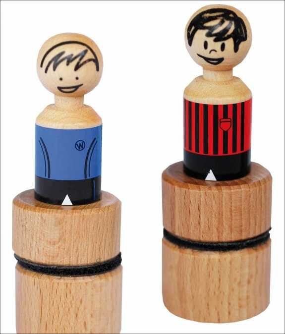 Zwei Holzstempel mit bemalten Figurenköpfen, einer trägt einen blauen, der andere einen roten Pullover.