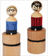 Zwei Holzstempel mit bemalten Figurenköpfen, einer trägt einen blauen, der andere einen roten Pullover.