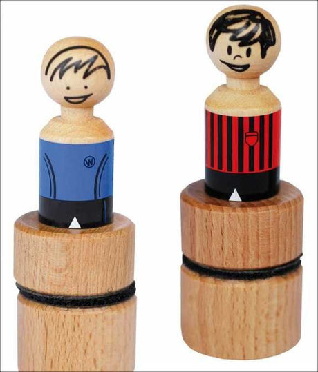 Zwei Holzstempel mit bemalten Figurenköpfen, einer trägt einen blauen, der andere einen roten Pullover.