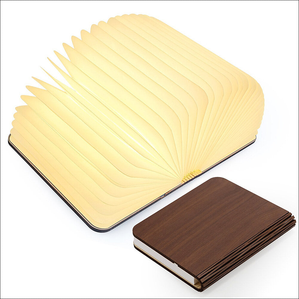 Aufgeklapptes Buch mit gelben Seiten und ein geschlossenes Buch mit brauner Holzoptik.