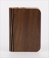 Holz-Notizbuch mit gebogener Ecke und seitlichem, dekorativem Holzrahmen.