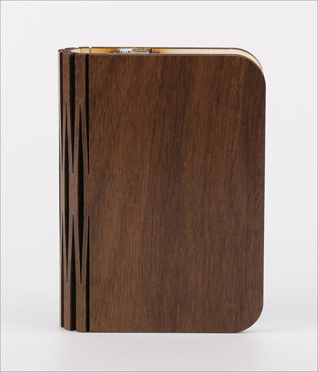 Holz-Notizbuch mit gebogener Ecke und seitlichem, dekorativem Holzrahmen.
