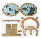 Zwei Weltkarten, Messinstrumente und Zubehörteile aus Holz und Metall, vermutlich für geografische oder wissenschaftliche Zwecke.