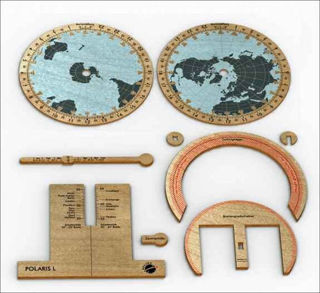 Zwei Weltkarten, Messinstrumente und Zubehörteile aus Holz und Metall, vermutlich für geografische oder wissenschaftliche Zwecke.