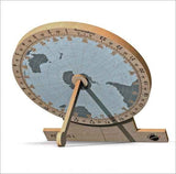 Weltzeitmesser mit Weltkarte, Zeiger zeigt auf die Zeitzone.