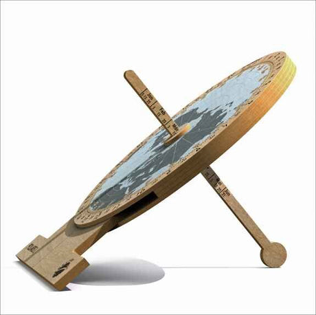 Weltkarte auf einem Holzständer, mit Messlatte in der Mitte, schräg gestellt.