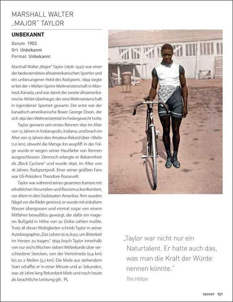 Ein Junge in weißem T-Shirt und dunklen Shorts steht neben einem Fahrrad auf einer Brücke.