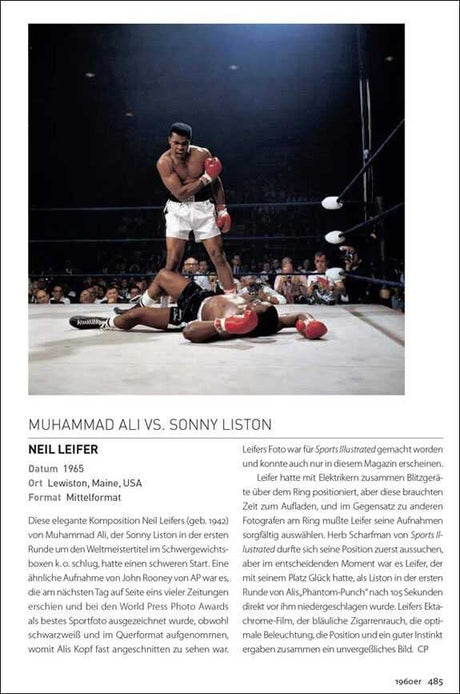 Boxkampf, Boxer steht über am Boden liegendem Gegner im Ring, Publikum im Hintergrund, Text darunter.