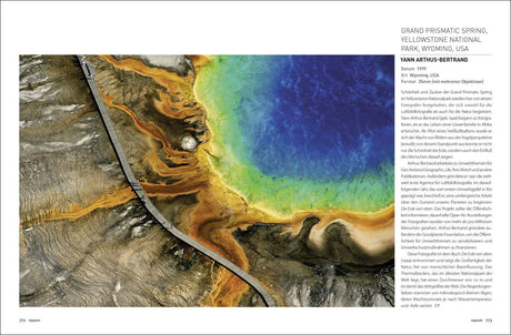 Luftaufnahme des Grand Prismatic Spring im Yellowstone-Nationalpark, mit bunten Wasserfarben und umliegender Landschaft.