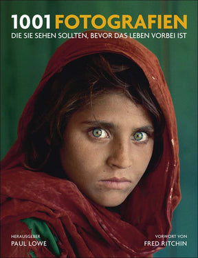 Porträt einer jungen Frau mit grünen Augen, rot gefärbtem Tuch um den Kopf, blickt direkt in die Kamera.