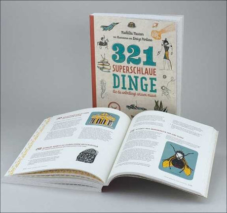 Buch mit dem Titel "321 Superschlaue Dinge" steht hinter einem offenen Buch mit Text und Illustrationen auf weißen Oberflächen.
