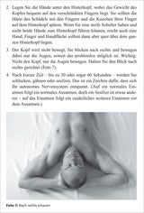 Ein nackter Mann liegt auf dem Rücken, mit den Händen hinter dem Kopf, Blick nach rechts, auf weißem Bett.
