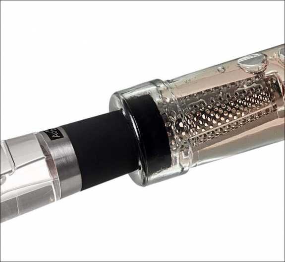 Spritze mit einer durchsichtigen Flüssigkeit und einer Metallnadel.