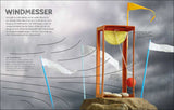 Windmesser mit Windfahne, Anemometer, Tischtennisball, Flaggen, Wolkenhimmel, Felsen.