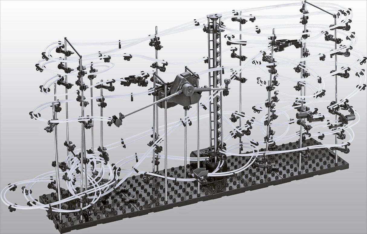 Modell einer komplexen, mechanischen Rutschbahn mit mehreren Kurven, Steigungen und Schienen auf einer schwarzen Basis.