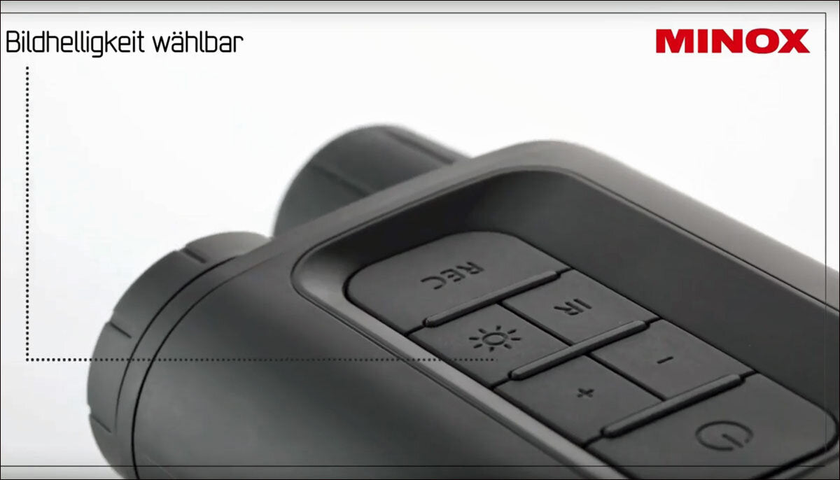 Nahaufnahme eines schwarzen Projektors mit Bedienelementen, darunter Tasten für Helligkeit, Lautstärke und Power.