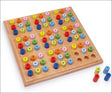 Bunte Holz-Peg Solitaire mit 33 Kugeln auf einem Spielbrett, einige Kugeln sind entfernt.