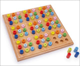 Bunte Holz-Peg Solitaire mit 33 Kugeln auf einem Spielbrett, einige Kugeln sind entfernt.