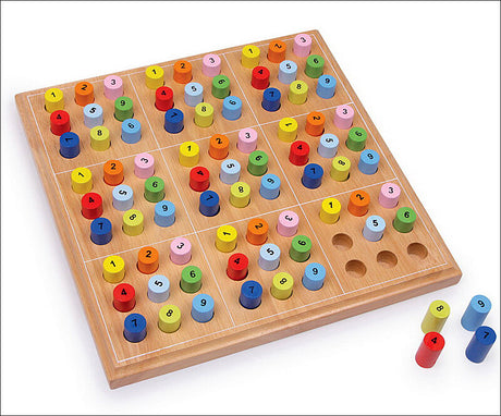 Bunte Holz-Peg Solitaire mit 33 Kugeln auf einem Spielbrett, einige Kugeln sind entfernt.