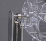 Nahaufnahme eines medizinischen Geräts mit metallenen und transparenten Kunststoffteilen.