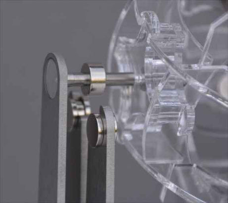 Nahaufnahme eines medizinischen Geräts mit metallenen und transparenten Kunststoffteilen.