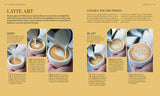 Vier Fotos zeigen das Aufgießen von Latte-Art-Mustern in eine Tasse Kaffee, mit Anleitungen für Herz und Blatt.