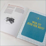 Offenes Buch mit Text und Illustration eines Froschs auf der linken Seite, rechte Seite mit blauer Karte: "Wer ist hier der Boss?"