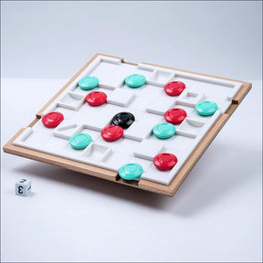 Luftaufnahme eines Tabletop-Quorid-Spiels mit roten, blauen und einer schwarzen Figur auf einem weißen Spielfeld.