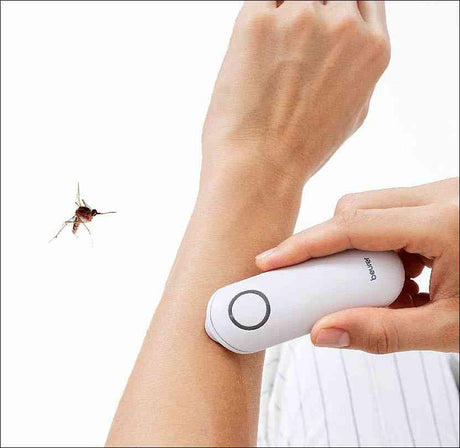 Person benutzt ein elektrisches Insektenstich-Entfernungsgerät am Arm, neben einer fliegenden Biene.