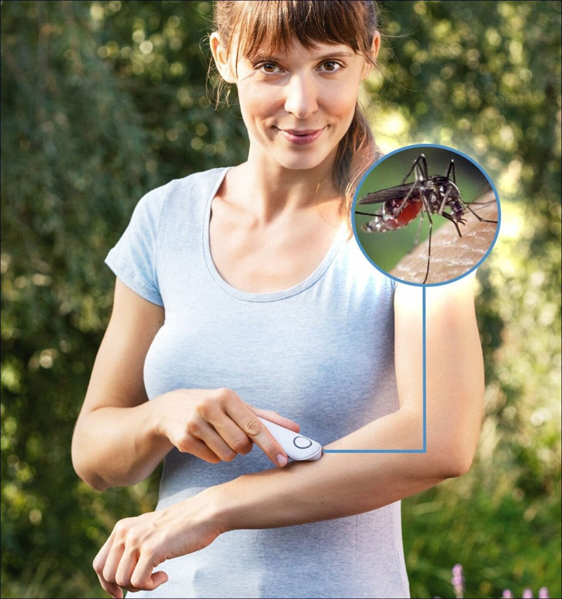 Frau im T-Shirt im Freien, zeigt auf einen Insektenstich mit einem Messgerät, mit Insekt im Zoom.