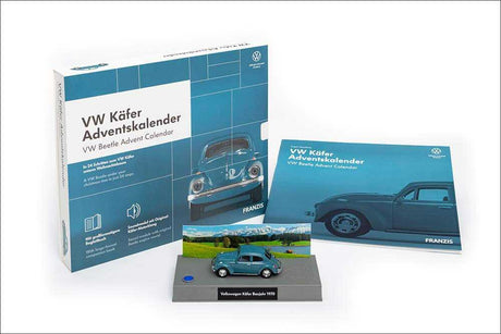VW Käfer Adventskalender, enthält Modellauto, Buch und Postkarte, alles mit VW Käfer Design.