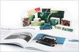 Offener Katalog mit Abbildungen eines schwarzen Autos und eines blauen VW Käfers, umgeben von Modellauto und bunten Bausteinen.