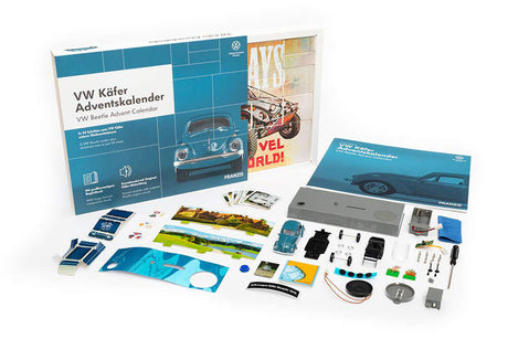 VW Käfer Adventskalender mit Miniaturauto, Bildern, Werkzeug, Aufklebern und Zubehör, in offener Verpackung.