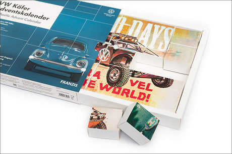 Offene Adventskalender mit Auto- und Offroad-Motiven, einzelne Türchen sichtbar.