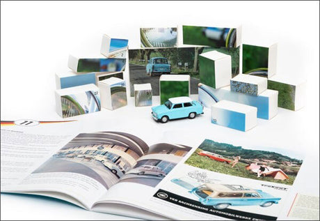Mehrere Bilder und Fotos von Autos, einige auf Blöcken, ein offenes Buch mit Auto-Bildern und Text.